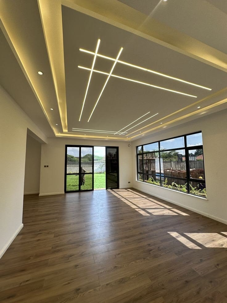 Sala com teto rebaixado e iluminação